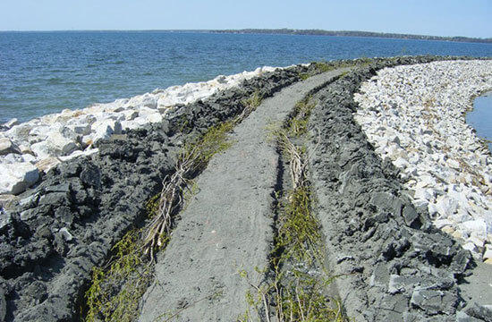 Dike to protect the shores of Lac Saint-Louis and the Îles-de-la-Paix against erosion.