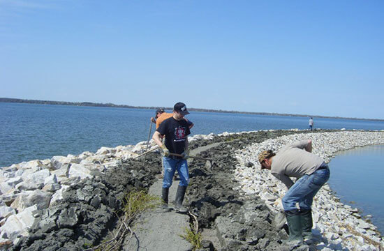 Construction of seawall to protect the Îles-de-la-Paix against erosion