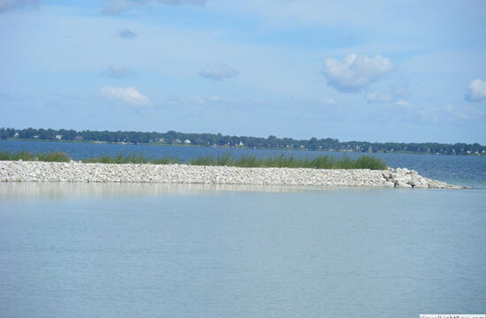 Dike to protect the shores of Lac Saint-Louis and the Îles-de-la-Paix against erosion.