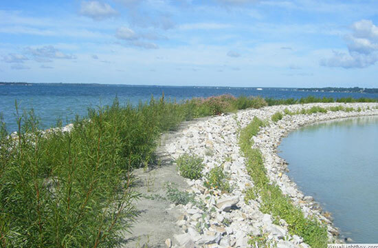 Dike to protect the shores of Lac Saint-Louis and the Îles-de-la-Paix against erosion.
