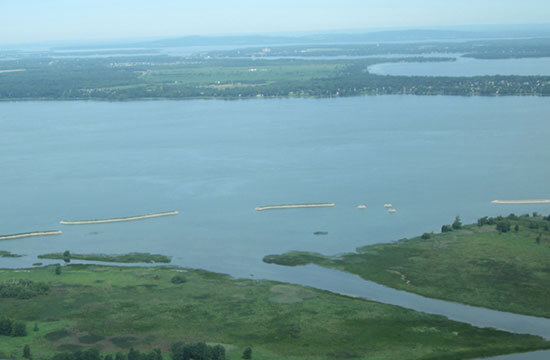 Dike to protect the shores of Lac Saint-Louis and the Îles-de-la-Paix against erosion.