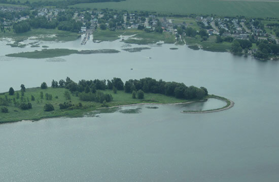 Dike to protect the shores of Lac Saint-Louis and the Îles-de-la-Paix against erosion.