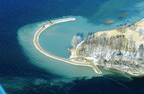 Protect the Îles-de-la-Paix wildlife reserve environment in Lake Saint-Louis by building dikes